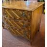 Cómoda de estilo Luis XV de Vaud con 3 cajones. En  Moinat SA  - Antigüedades y decoración