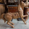 Cheval en bois sculpté brut