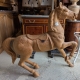 Cheval en bois sculpté brut