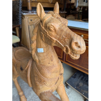 Cheval en bois sculpté brut