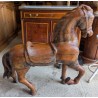 Cheval en bois sculpté verni