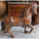 Cheval en bois sculpté verni