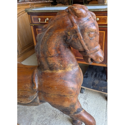 Cheval en bois sculpté verni