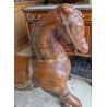 Cheval en bois sculpté verni