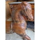 Cheval en bois sculpté verni