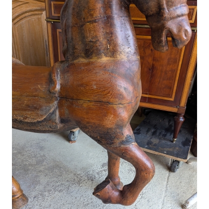 Cheval en bois sculpté verni