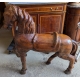 Cheval en bois sculpté verni