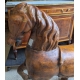 Cheval en bois sculpté verni