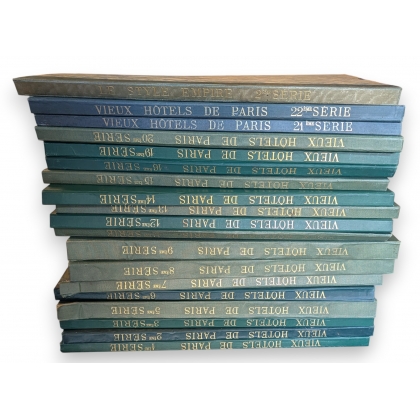 Lot de 18 livres \"Vieux hôtels de Paris\"