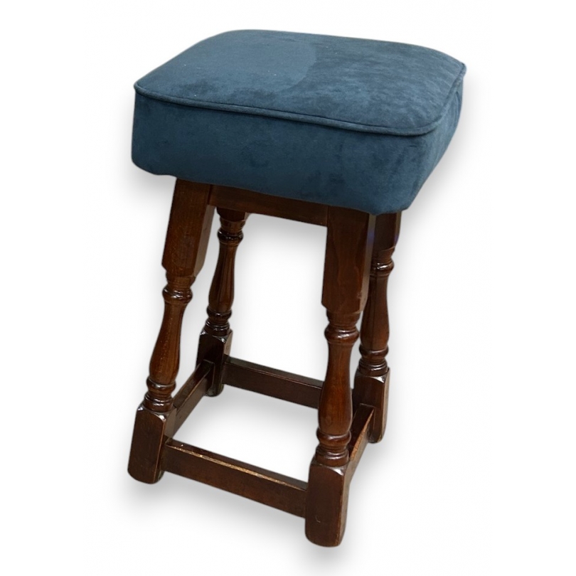 Tabouret en bois recouvert de velours bleu