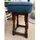 Tabouret en bois recouvert de velours bleu