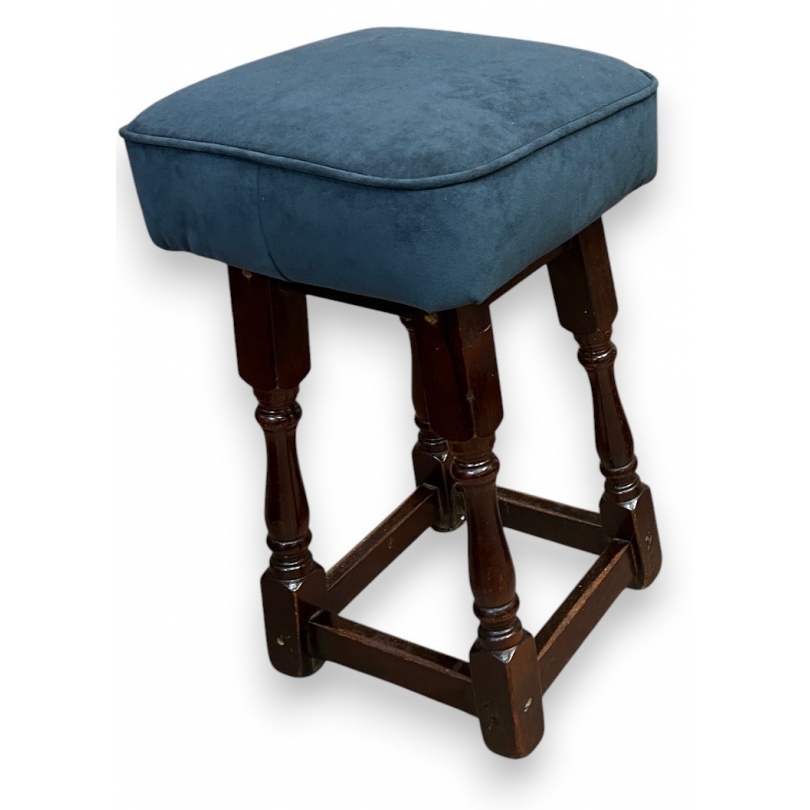 Tabouret en bois recouvert de velours bleu