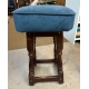 Tabouret en bois recouvert de velours bleu