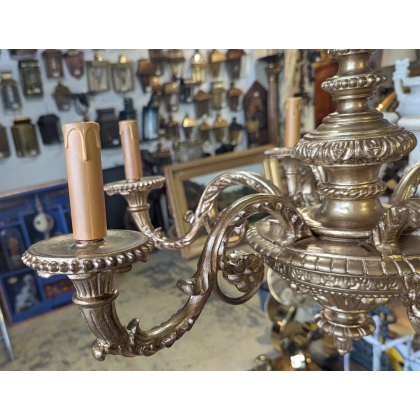 Lustre avec 6 bras de lumières.