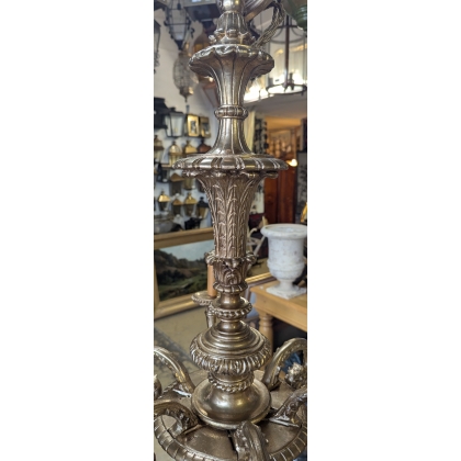 Lustre avec 6 bras de lumières.
