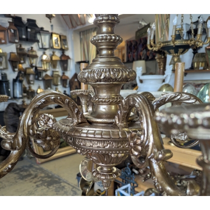 Lustre avec 6 bras de lumières.