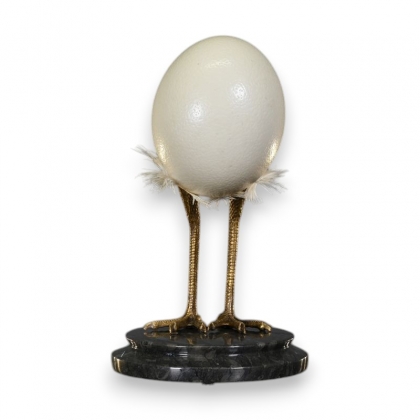 Oeuf d\'autruche monté sur des pattes