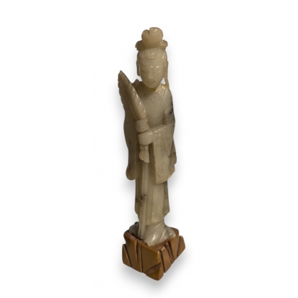 Femme à l\'éventail en pierre à savon sculptée