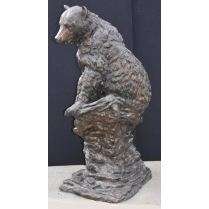 Bronze \"Ours brun assis sur un rocher\"