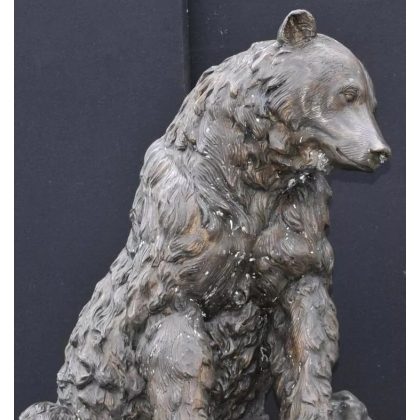 Bronze \"Ours brun assis sur un rocher\"