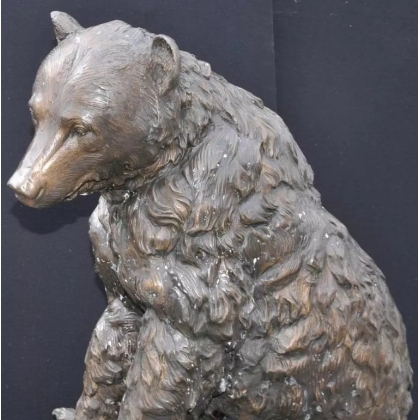 Bronze \"Ours brun assis sur un rocher\"