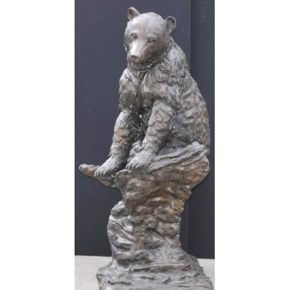 Bronze \"Ours brun assis sur un rocher\"