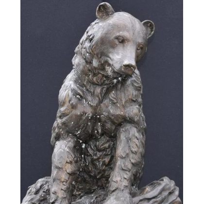 Bronze \"Ours brun assis sur un rocher\"