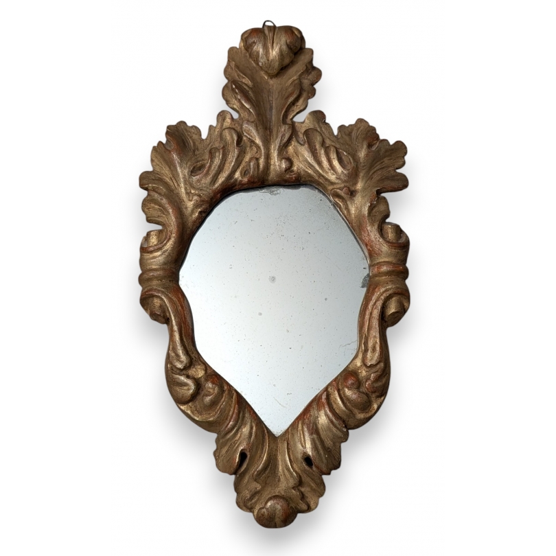 Miroir en bois sculpté doré