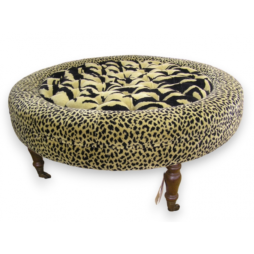 Banquette ronde recouverte de tissu