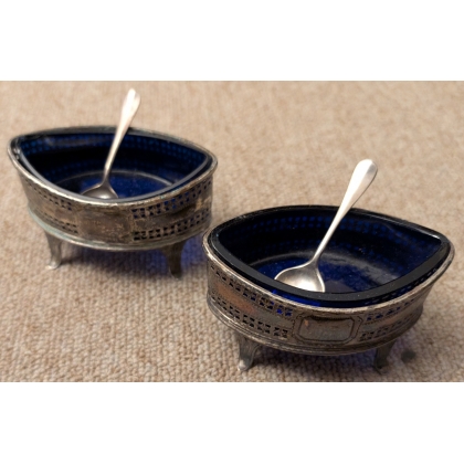 Paire de salières en métal argenté et verre cobalt