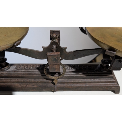Balance à deux plateaux en fonte et laiton