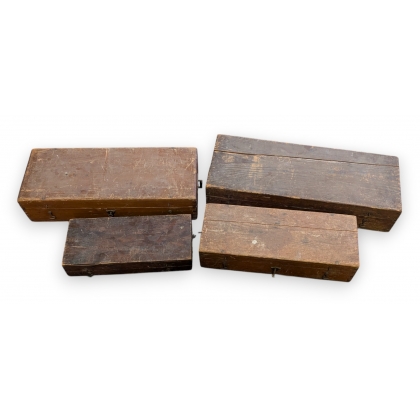 Lot d\'outils de géomètres dans 4 caisses