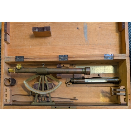 Lot d\'outils de géomètres dans 4 caisses