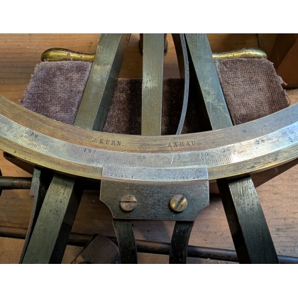 Lot d\'outils de géomètres dans 4 caisses