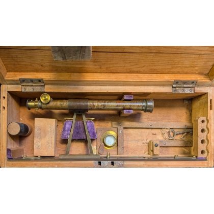 Lot d\'outils de géomètres dans 4 caisses