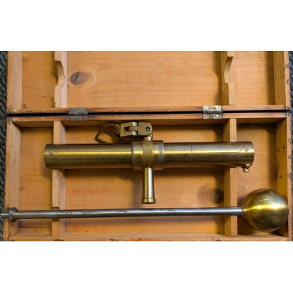 Lot d\'outils de géomètres dans 4 caisses