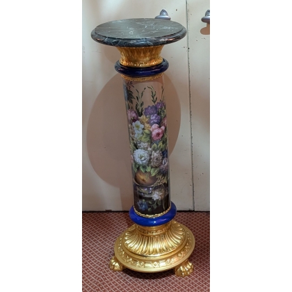 Colonne en porcelaine peinte, marbre et bronze