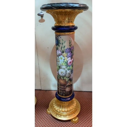 Colonne en porcelaine peinte, marbre et bronze
