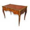 Petit bureau plat Louis XV richement marqueté