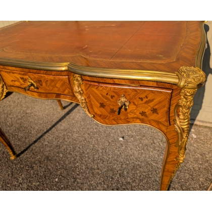 Petit bureau plat Louis XV richement marqueté