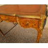 Petit bureau plat Louis XV richement marqueté