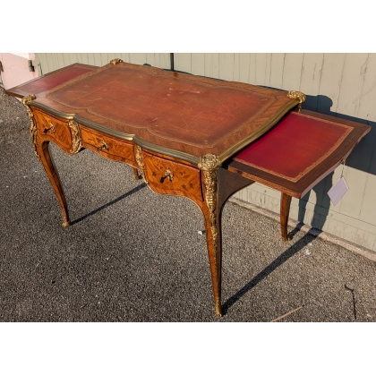 Petit bureau plat Louis XV richement marqueté