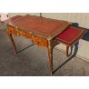 Petit bureau plat Louis XV richement marqueté