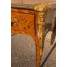 Petit bureau plat Louis XV richement marqueté
