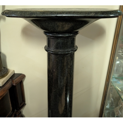 Colonne en marbre vert, plateau ovale