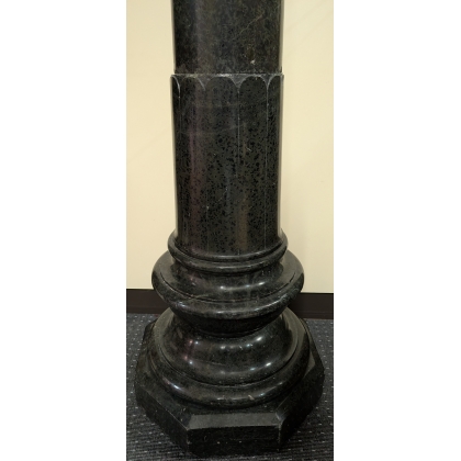 Colonne en marbre vert, plateau ovale
