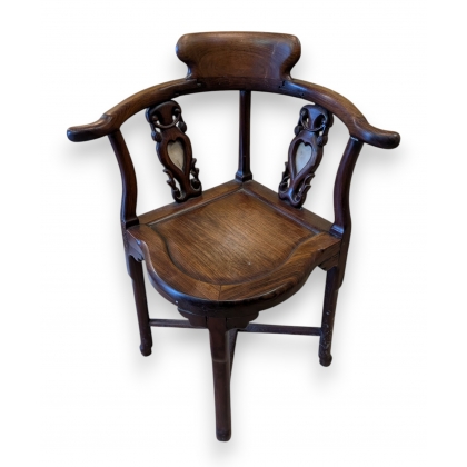 Fauteuil d\'angle chinois en bois sculpté