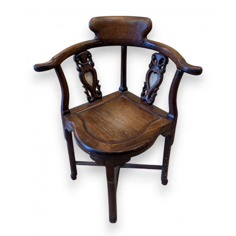 Fauteuil d\'angle chinois en bois sculpté