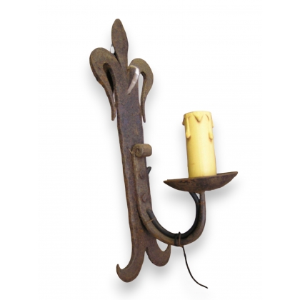 Single-light wrought-iron wall light from Moinat SA – Antiques and home décor