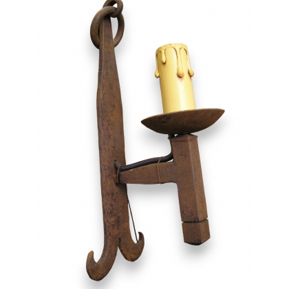 Wrought-iron wall light with a single ring at Moinat SA – Antiques and home décor